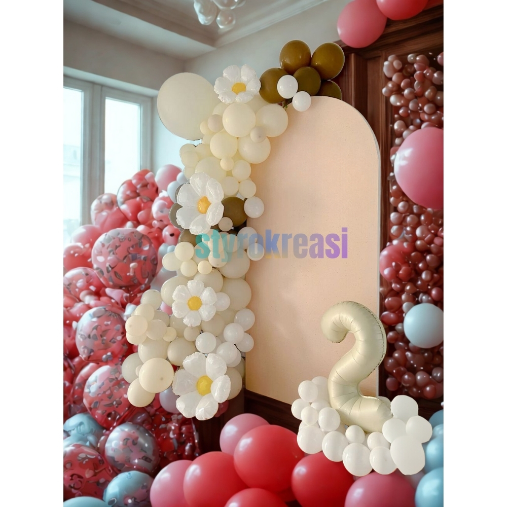 Dekorasi ulang tahun dengan balon dan backdrop styrofoam