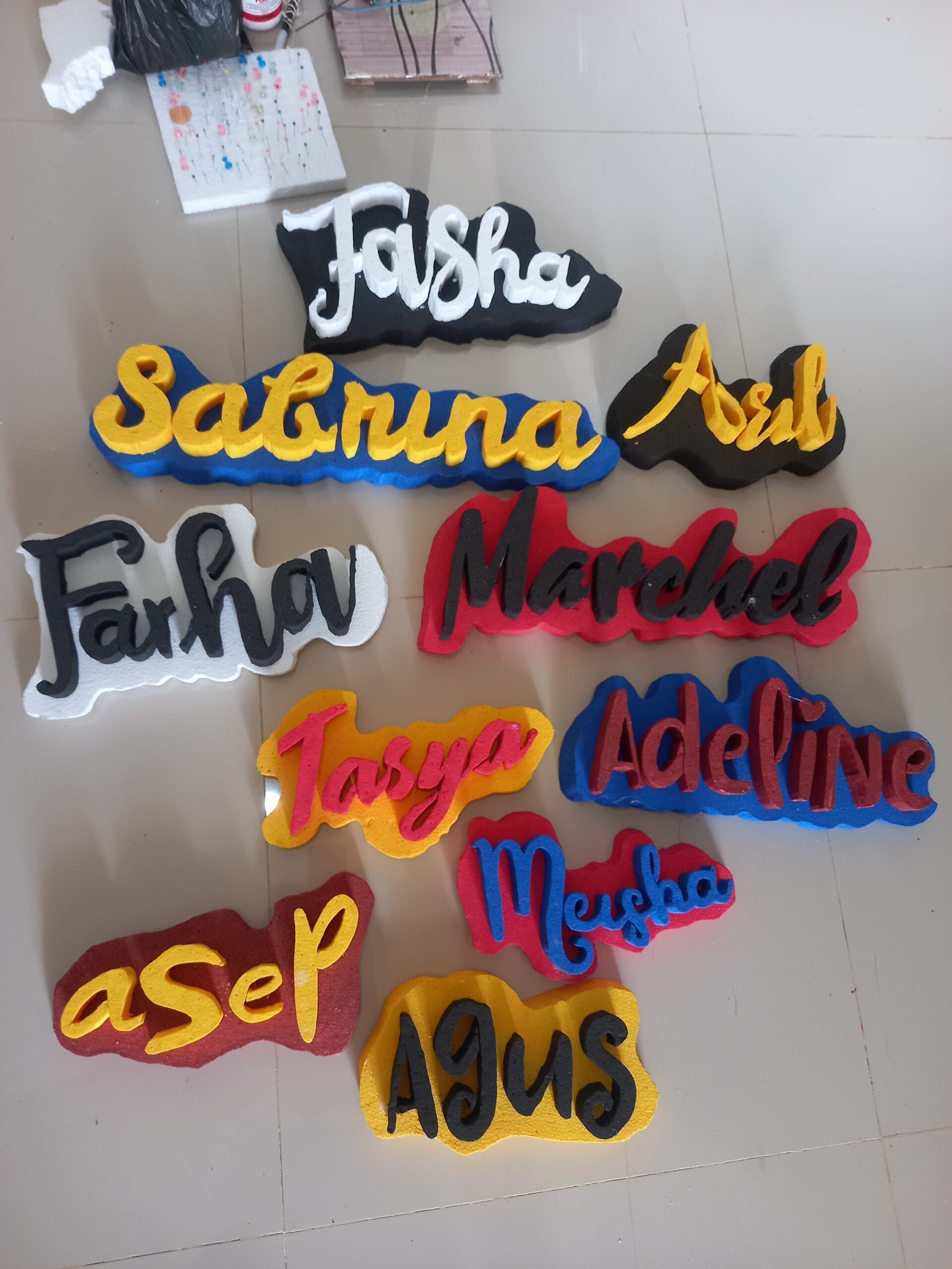 Styrofoam tulisan nama dan angka berwarna